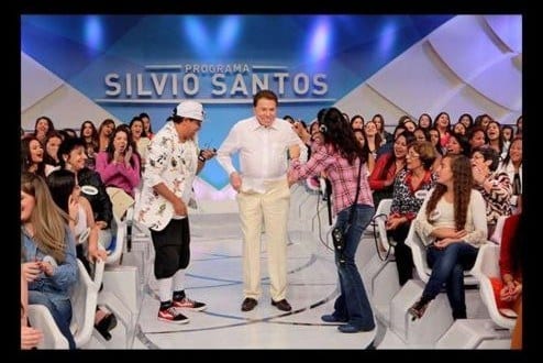 Silvio Santos tira a calça no palco de seu programa