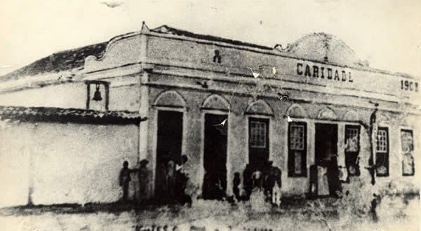 Primeira sede da Santa Casa, cujo prédio, situado na atual Praça Doutor Carlos, ficou pronto em 1877.