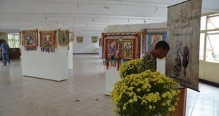 Cultura Moc - Exposição apresenta estandartes baseados nas celebrações das Festas de Agosto‏
