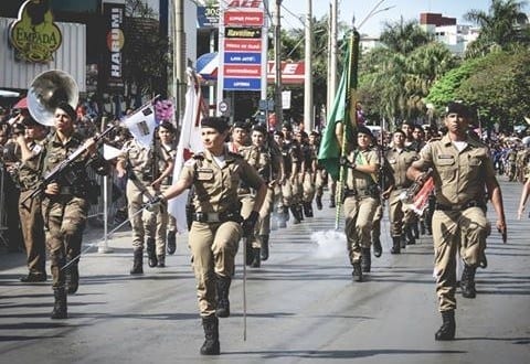Major Gracielle Rodrigues à frente do grupamento