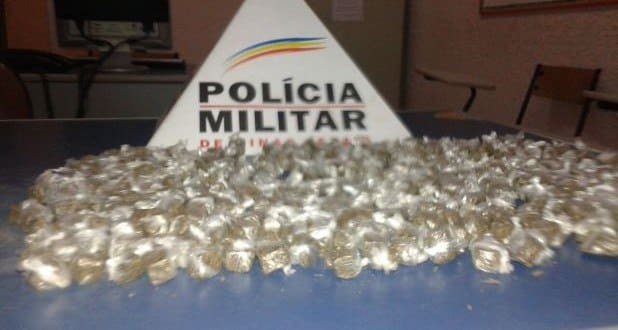 Montes Claros - PM apreende 400 buchas de maconha no bairro Santo Antônio II