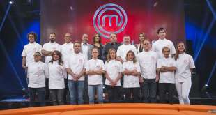 Os participantes do "MasterChef Profissionais", a nova versão do reality show culinário da Band, foram revelados nesta terça-feira (27). A equipe é composta por 14 cozinheiros profissionais que já trabalham em restaurantes. A mineira Izabela Dolabela, de 30 anos, compõe o time. Ela é moradora de Nova Lima e formada em Gastronomia. A estreia será na próxima terça-feira (4), às 22h30. Outra novidade desta edição é que os primeiros episódios do reality não mostrarão as audições e as provas preliminares, uma vez que todos os participantes já foram selecionados e apresentados. Sendo todos profissionais, os jurados Henrique Fogaça, Paola Carosella e Erick Jacquin prometem ser mais exigentes e garantem que as provas serão mais complexas. O vencedor do "MasterChef Profissionais" ganhará R$ 170 mil, um Nissan Kicks 0km e o troféu de MasterChef Profissional. Os dois finalistas serão premiados com R$ 1 mil por mês, durante um ano, para compras na rede de hipermercados Carrefour. O programa terá 11 episódios e será exibido todas as terças na Band e às sextas-feiras, às 19h30, no canal fechado Discovery Home & Health.