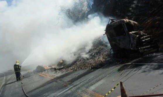 Norte de Minas - Bombeiros combatem incêndio em batida de frontal de carretas em Salinas