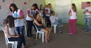 Diversas pessoas compareceram ao hospital e realizaram o corte de cabelo para confecção de perucas - Foto: Rubens Santana