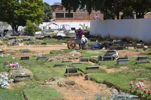 Montes Claros - Cemitérios de Montes Claros são preparados para o Dia de Finados‏