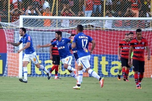 Ariel e jogadores do Cruzeiro comemoram o gol marcado contra o Vitória, em Salvador