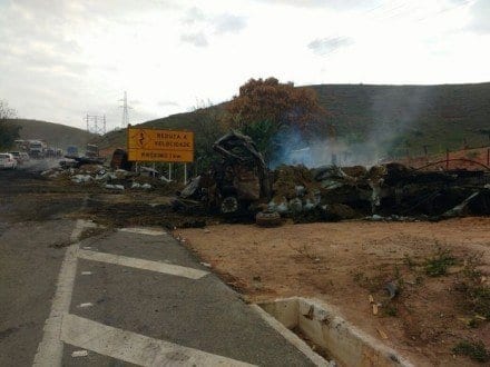 Acidente envolveu quatro carretas e um caminhão (Foto: Samara Barra/Inter TV dos Vales)