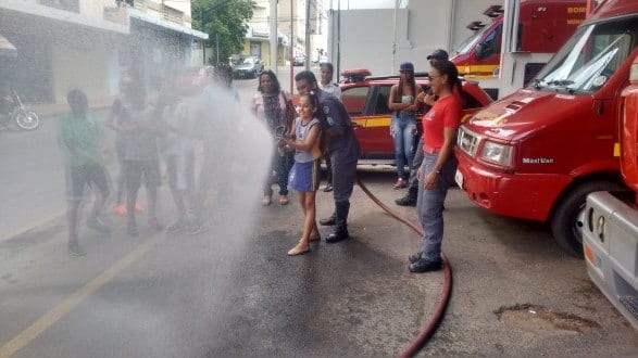Montes Claros – Bombeiros organizam “Dia de Bombeiro” para alunos do projeto Bombeiro na Escola