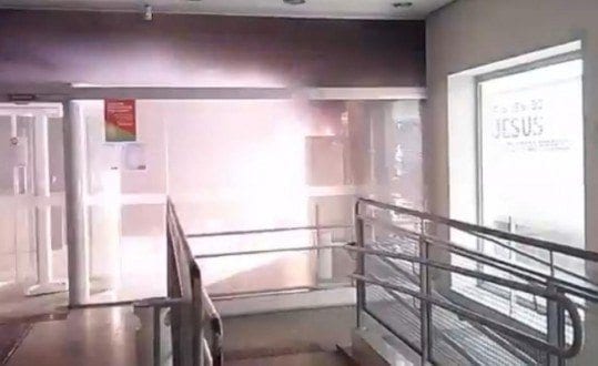 Montes Claros - Incêndio destroi parte de agência bancária em Montes Claros