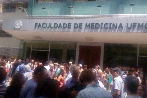 Em assembleia, professores da UFMG aprovam greve geral