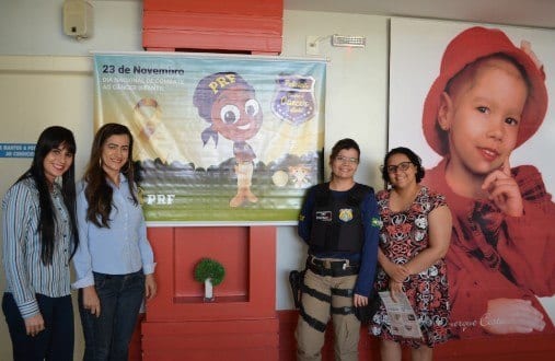 As policiais Heloísa Menezes e Willioar Albuquerque (à direta na foto) em visita à Fundação Sara, no bairro Canelas II