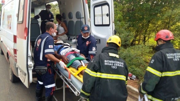 Montes Claros - Carro capota e deixa três feridos na Estrada da Produção