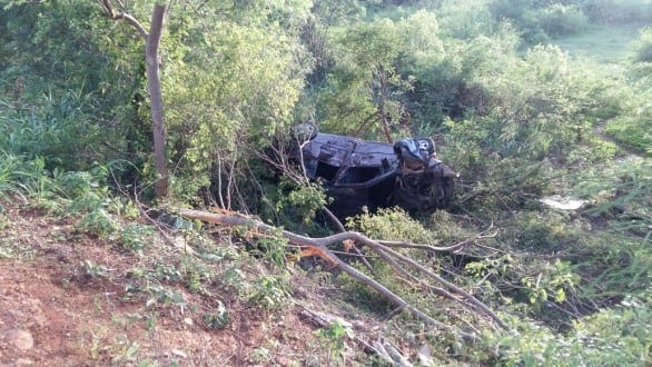 Montes Claros - Carro capota e deixa três feridos na Estrada da Produção