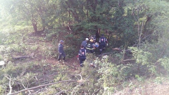 Montes Claros - Carro capota e deixa três feridos na Estrada da Produção