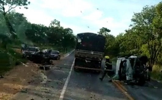 MG - Acidente entre van e carro deixa seis mortos em Corinto