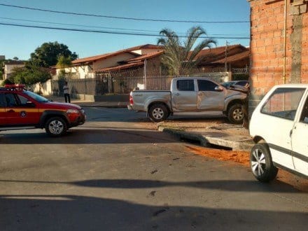 Montes Claros - Batida entre dois carros deixa seis pessoas feridas no bairro Todos os Santos - Foto: Corpo de Bombeiros
