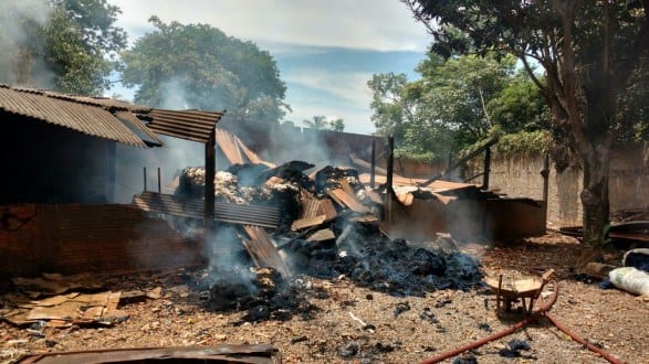 Montes Claros - Fábrica de estopa pega fogo no bairro Edgar Pereira