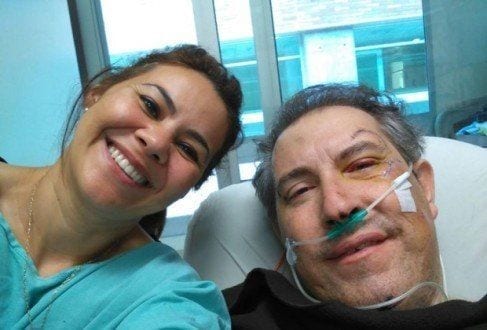 Rafael Henzel, ao lado da esposa, em hospital onde está internado; jornalista tem boa recuperação