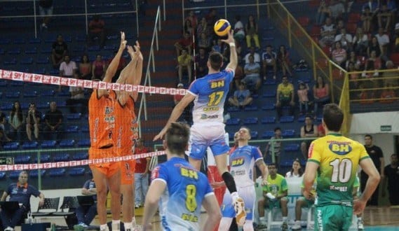 Duelo na fase de turno foi com vitória para o Montes Claros Vôlei, no Ginásio Poliesportivo Tancredo Neves (Foto: Fredson Souza/Arquivo pessoal)