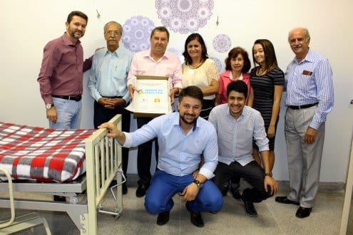 A família do padrinho Gilson Pinho conhece as novas instalações do quarto