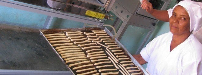 Com projeto e qualificação da Emater-MG, Rita de Cássia e quatro sócios viabilizaram a abertura de uma biscoitaria em Glaucilândia