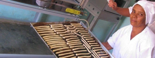 Com projeto e qualificação da Emater-MG, Rita de Cássia e quatro sócios viabilizaram a abertura de uma biscoitaria em Glaucilândia