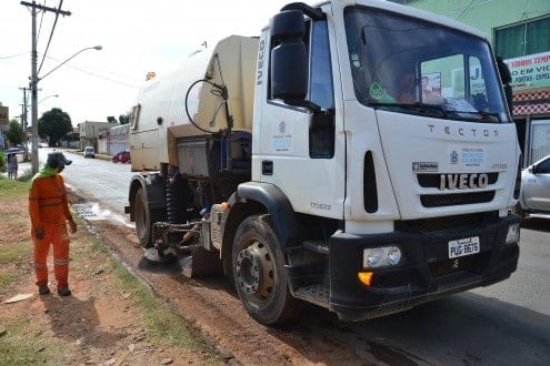 Montes Claros - Prefeitura de Montes Claros inicia limpeza pesada no município