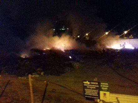 Montes Claros - Incêndio em um "bota-fora"da prefeitura coloca em risco o prédio da AMANS