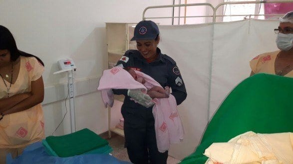 Joana Veloso de Oliveira, veio ao mundo auxiliada pelas mãos da equipe do Corpo de Bombeiros, chefiada pela 3º Sargento Jaqueline.