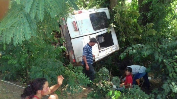Norte de Minas - Van capota e deixa ao menos 14 feridos na MG-308, entre Juramento e Itacambira