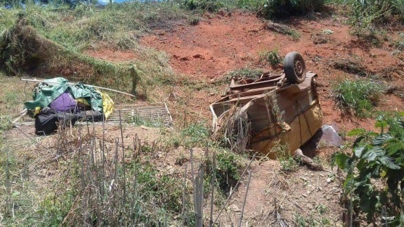 Norte de Minas - Van capota e deixa ao menos 14 feridos na MG-308, entre Juramento e Itacambira