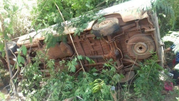Norte de Minas - Van capota e deixa ao menos 14 feridos na MG-308, entre Juramento e Itacambira