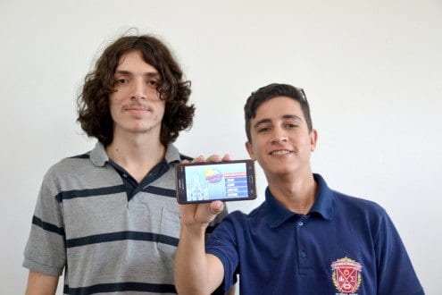 Paulo Márcio (à esquerda) e Ítalo Magalhães se conheceram no curso Técnico em Informática, no Instituto Federal do Norte de Minas (Crédito: Kevin Jonas/Ascom Unimontes)