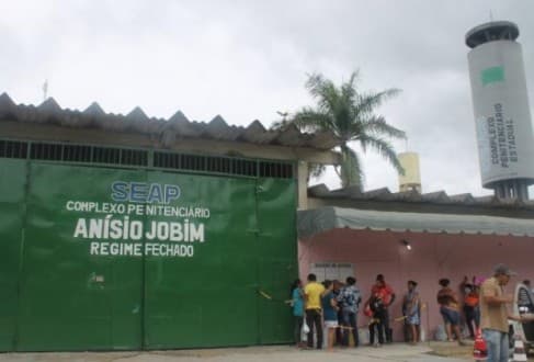60 presos que cumpriam pena no Complexo Penitenciário Anísio Jobim (Compaj), em Manaus (AM), foram mortos durante a rebelião que começou no início da tarde desse domingo (1º)