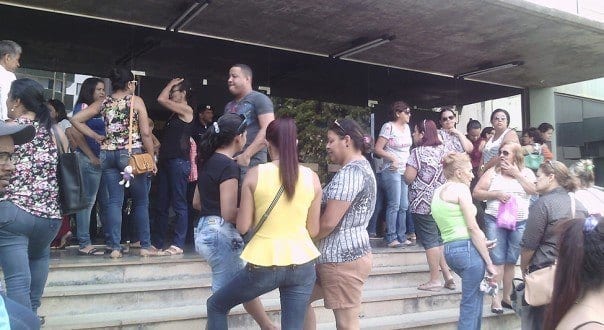 Servidores da administração passada (2013-2016) voltaram a tomar as escadarias da porta da prefeitura de Montes Claros na manhã desta quinta-feira 26/01/2017