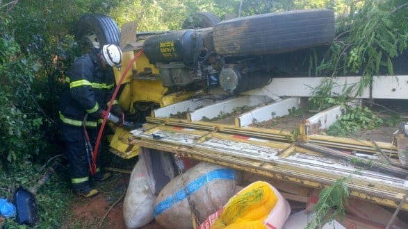 Norte de Minas - Caminhão tomba e deixa duas vítimas fatais em Mamonas