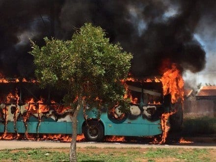 Montes Claros - Criminosos incendeiam outro ônibus coletivo em Montes Claros