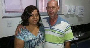 Maria Aparecida de Souza e o esposo, durante o primeiro teste com a peruca.