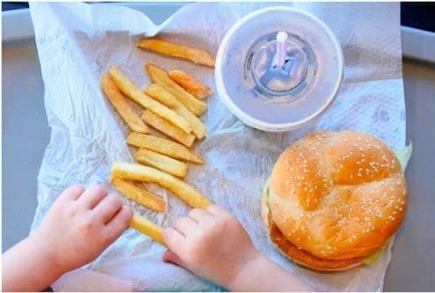 Saúde - Propaganda de fast-food pode causar obesidade infantil - Image: BigStock