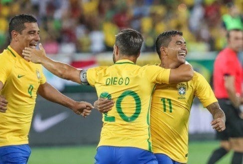 Jogadores que atuam no futebol brasileiro esperam ter nova chance