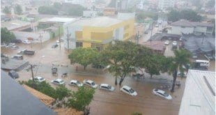 Montes Claros - Temporal inunda casas e deixa pessoas ilhadas em Montes Claros