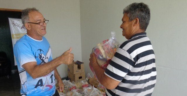 Alimento sendo entregue a servidores exonerados do cargo que estão sem receber os salários