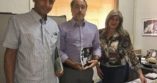 Julio Almeida, Rodrigo Brito e Cléia Paulino, durante visita a ACI, para conferir o mapa de estandes da FENICS - Foto: Nágila Almeida