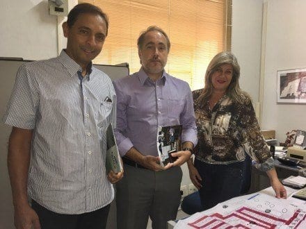 Julio Almeida, Rodrigo Brito e Cléia Paulino, durante visita a ACI, para conferir o mapa de estandes da FENICS - Foto: Nágila Almeida