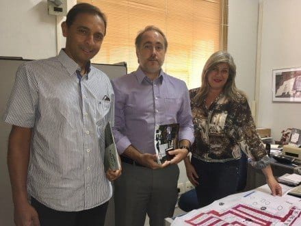 Julio Almeida, Rodrigo Brito e Cléia Paulino, durante visita a ACI, para conferir o mapa de estandes da FENICS - Foto: Nágila Almeida