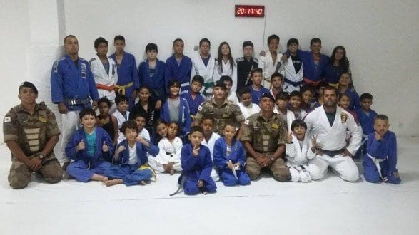 Norte de Minas - PM realiza palestra para crianças e adolescentes praticantes de Jiu-Jitsu em Taiobeiras