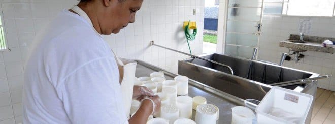 Denize e o marido produzem cerca de 100 queijos por dia, que são vendidos em BH, Confins e Lagoa Santa