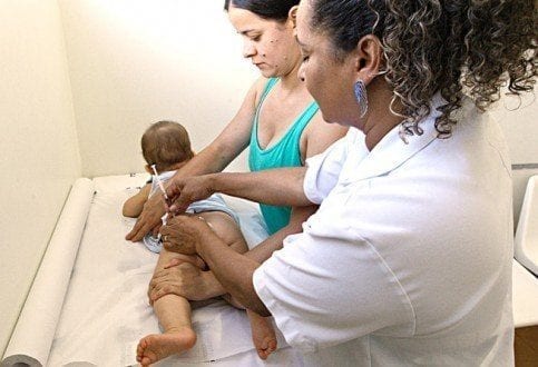 Saúde - Crianças devem tomar 13 vacinas ao longo da infância