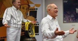 Renato Aragão é homenageado com escultura