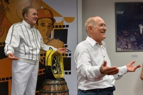 Renato Aragão é homenageado com escultura